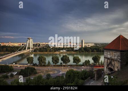 Skyline der Hauptstadt Bratislava in der Slowakei mit Donau bei Sonnenuntergang Stockfoto