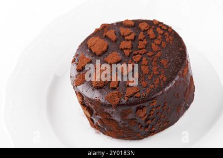 Chocolate Layered Sponge Mousse runden Kuchen mit Kakaopulver Stockfoto