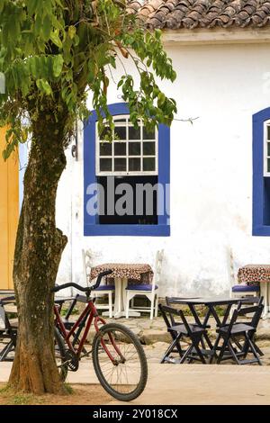 Fahrrad, lehnte sich gegen einen Baum vor einem alten Haus in der Stadt von Paraty in Rio De Janeiro Stockfoto