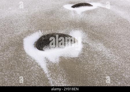 Schneebedeckte Steine an einem Sandstrand, Unstad, Vestvagoy, Lofoten, Nordland, Norwegen, März 2015, Europa Stockfoto