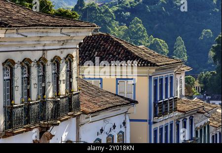 Fassade der alten Häuser in der kolonialen Architektur mit ihren Balkonen, Dächer und farbenfrohen Details in der historischen Stadt von Ouro Preto in Minas Ger Stockfoto