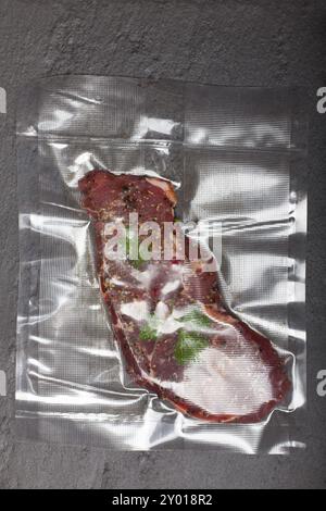 Rohes Steak in einem Sous-Vide-Beutel Stockfoto