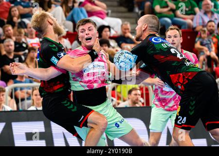 Düsseldorf, Deutschland. 31. August 2024. Handball: DHB Supercup, SC Magdeburg - Füchse Berlin, Finale, Berlins Nils Lichtlein (Mitte) im Kampf gegen Magdeburgs Spieler Matthias Musche (links) und Christian O’Sullivan. Quelle: Marco Wolf/dpa/Alamy Live News Stockfoto