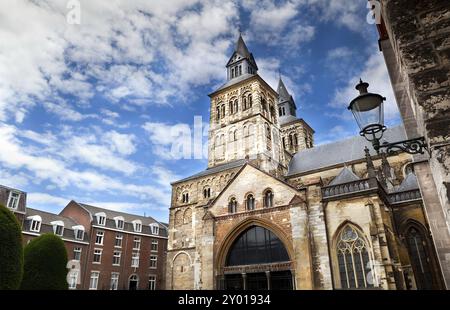 Die römisch-katholische Basilika St. Servatius, die sich in Maastricht (Niederlande) am Vrijthof-Platz befindet, ist eine überwiegend romanische Kirche Stockfoto