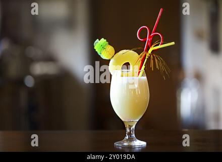 Pina Colada. Gelbe Alkohol Cocktail mit Ananas, Zitrone, kalten Wodka mit crushed Ice in einem schönen Cocktail Glas auf eine Bar Hintergrund Stockfoto