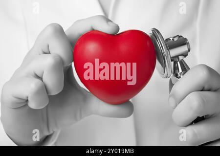 Rotes Herzform und Stethoskop in ärztlicher hand Stockfoto