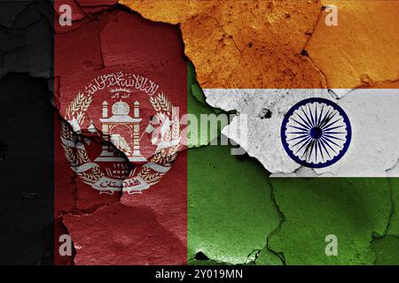 Flaggen von Afghanistan und Indien auf gerissene Wand gemalt Stockfoto