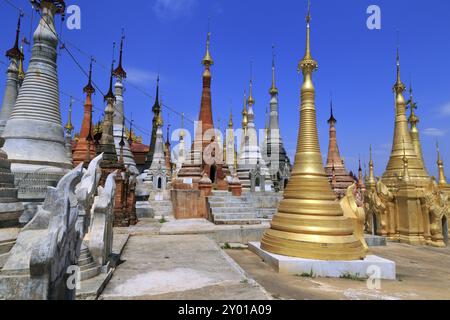 Shwe Inn Thein Stupas am Inle Lake in Myanmar Stockfoto