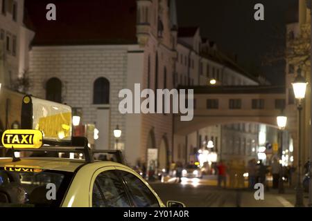 Taxi, Münchner Stadtzentrum bei Nacht Stockfoto