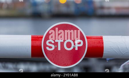 Schild mit geschlossener Barriere und Stopp an der Transporter Bridge, Middlesbrough, England, Großbritannien Stockfoto