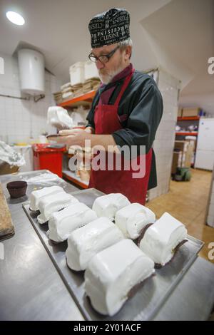 Fabricacion artesanal de Quartos Embatumats, Jordi Cassasayas, Bomboneria confiteria Can Frasquet, Palma, Mallorca, Islas Baleares, Espana, Europa Stockfoto