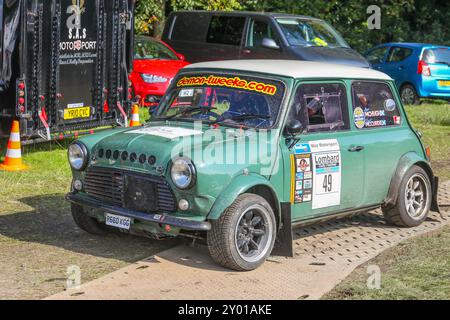 Kilmarnock, Schottland, Großbritannien. 31. August 2024. Kilmarnock, Großbritannien. Sechzig Rallyefahrzeuge mit internationalen und lokalen Teams, aufgeteilt in drei Gruppen, nahmen am Lombard Rally Festival Teil, durch das Waldgut Craufurdland Castle in der Nähe von Kilmarnock, Ayrshire, Schottland. Quelle: Findlay/Alamy Live News Stockfoto