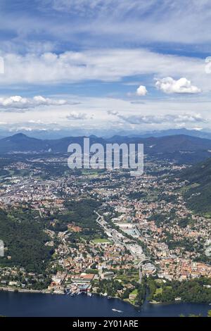 Comer See, Italien, mit der Stadt Cernobbio und Panoramablick, Europa Stockfoto