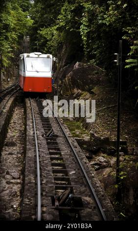 Die Bergbahn fährt durch den Dschungel. Penang Kollektion Stockfoto