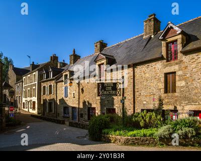 Lehon, Frankreich - 19. Juli 2024: Lehon-kleine Stadt mit Charakter und Straße mit traditionellen bretonischen Häusern. Stockfoto