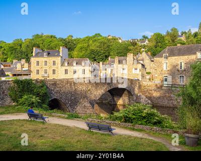 Dinan, Frankreich - 19. Juli 2024: Le Port de Dinan ist ein bezaubernder Hafen mit Steinbrücke in der malerischen Stadt Dinan, Bretagne, entlang der R Stockfoto