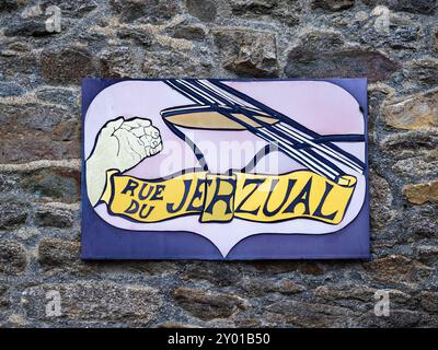 Dinan, Frankreich - 19. Juli 2024: Die Straße Rue du Jerzual in Dinan ist eine charmante und malerische Straße, die für ihre mittelalterliche Architektur und ihre pulsierende Kunst bekannt ist Stockfoto