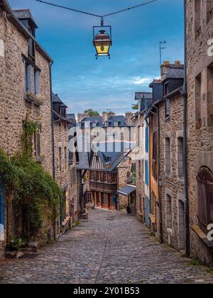 Die Rue du Jerzual Straße in Dinan ist eine charmante und malerische Straße, die für ihre mittelalterliche Architektur und ihre lebendige künstlerische Atmosphäre bekannt ist. Stockfoto