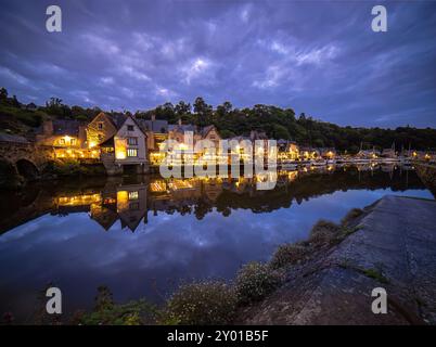 Dinan, Frankreich - 19. Juli 2024: Port de Dinan ist ein bezaubernder Hafen mit Steinbrücke in der malerischen Stadt Dinan, Bretagne, entlang der Ranc Stockfoto