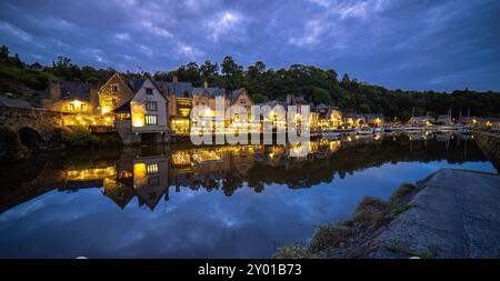Dinan, Frankreich - 19. Juli 2024: Port de Dinan ist ein bezaubernder Hafen mit Steinbrücke in der malerischen Stadt Dinan, Bretagne, entlang der Ranc Stockfoto