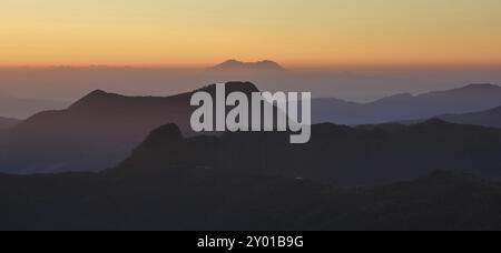 Sonnenaufgang in den Hügeln Nepals. Blick von Ghale Gaun, Annapurna Conservation Area Stockfoto