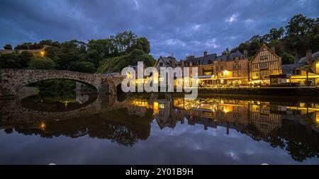 Dinan, Frankreich - 19. Juli 2024: Port de Dinan ist ein bezaubernder Hafen mit Steinbrücke in der malerischen Stadt Dinan, Bretagne, entlang der Ranc Stockfoto