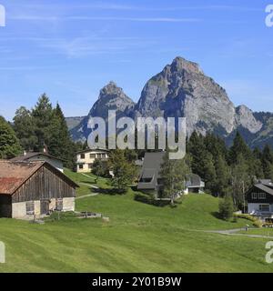 Dorf und Ferienort Stoss im Sommer und Berg Mythen, Schweizer Alpen Stockfoto