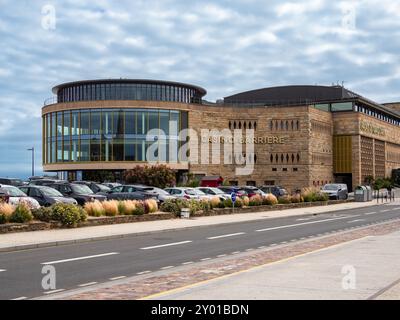 Saint Malo, Frankreich - 20. Juli 2024: Das Casino Barriere in Saint-Malo ist ein gehobenes Casino im malerischen Hafen. Stockfoto