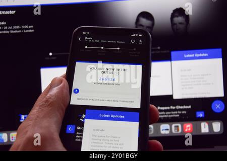 London, Großbritannien. 31. August 2024. Auf der Website von Ticketmaster in Großbritannien werden über 260.000 Personen in der Online-Warteschlange angezeigt, während die Tickets für die Oasis Reunion Tour verkauft werden. Die Rockband aus Manchester, angeführt von Noel und Liam Gallagher, kehrte nach 15 Jahren zurück. (Foto: Vuk Valcic/SOPA Images/SIPA USA) Credit: SIPA USA/Alamy Live News Stockfoto