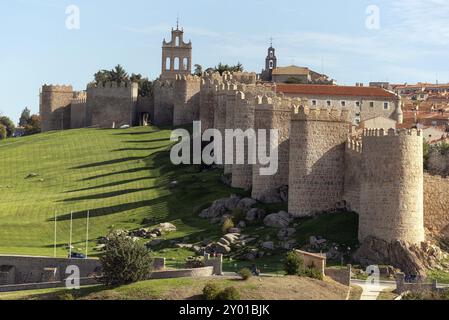 Mittelalterliche Stadtmauern in Avila, Castilla y Leon, Spanien. Gilt als die am besten erhaltenen in Europa Stockfoto