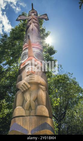 Zeder und Lachs Totem Pole an der Alten Angeln Loch Kent Seattle, Washington USA am 05.07.2018 Stockfoto