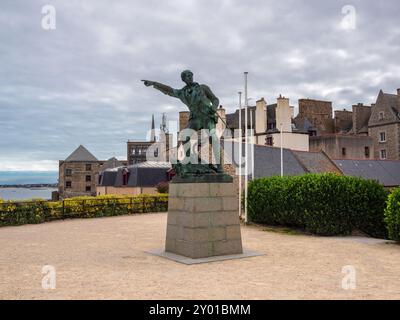 Saint Malo, Frankreich - 20. Juli 2024: Statue des berühmten Ritters Robert Surcouf. Stockfoto