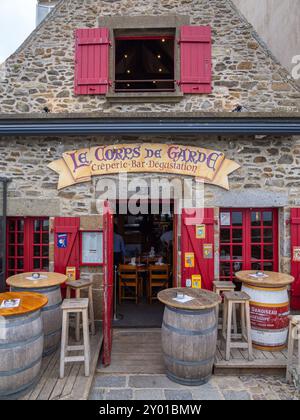 Saint Malo, Frankreich - 20. Juli 2024: Le Corps de Garde Creperie in Saint-Malo ist ein charmantes und beliebtes Restaurant, das für seine authentischen bretonischen Crepes und Crepes bekannt ist Stockfoto