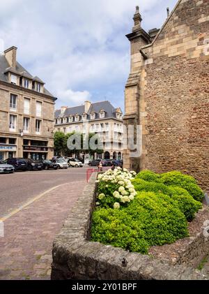 Saint Malo, Frankreich - 20. Juli 2024: Charmante französische Stadt Saint-Malo in der Bretagne mit einem malerischen Garten, historischen Gebäuden und Kopfsteinpflasterstraßen. Stockfoto