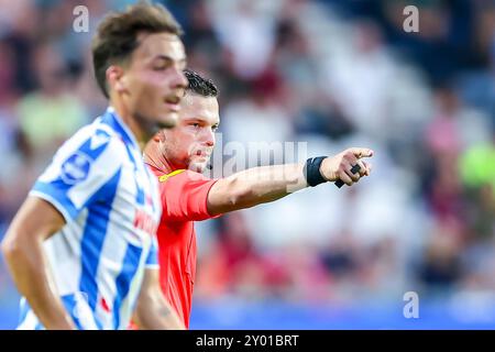 Heerenveen, Niederlande. 31. August 2024. HEERENVEEN, NIEDERLANDE - AUGUST 31: Schiedsrichter Robin Hensgens reagiert während des niederländischen Eredivisie-Spiels zwischen sc Heerenveen und NAC Breda im Abe Lenstra Stadion am 31. August 2024 in Heerenveen, Niederlande. (Foto: Pieter van der Woude/Orange Pictures) Credit: Orange Pics BV/Alamy Live News Stockfoto