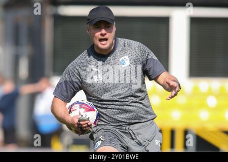 Barrow Coach Robbie Stockdale während des Spiels der Sky Bet League 2 zwischen Harrogate Town und Barrow in der Wetherby Road, Harrogate am Samstag, den 31. August 2024. (Foto: Michael Driver | MI News) Credit: MI News & Sport /Alamy Live News Stockfoto