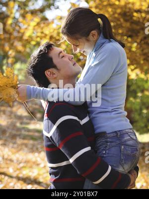 Glückliches junges Paar in Liebe im freien Stockfoto