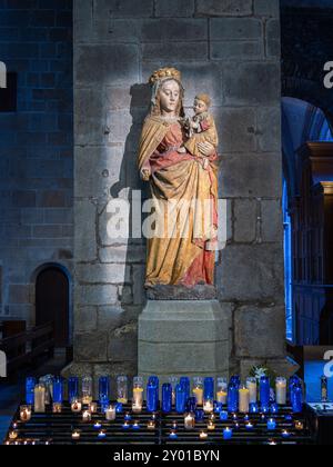 Saint Malo, Frankreich - 20. Juli 2024: Die historische Marienstatue mit Jesus in der Kathedrale St. Vincent in Saint-Malo, Bretagne Stockfoto