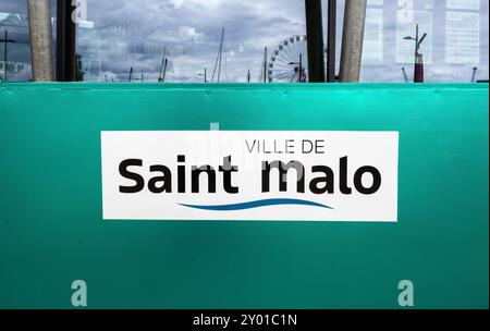 Saint Malo, Frankreich - 20. Juli 2024: Lebendiges Schild für Saint Malo mit Küstenkulisse und Reflexionen. Stockfoto