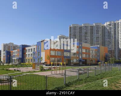 Khimki, Russland, Stadtbild mit Mittelschule für allgemeine Bildung, Europa Stockfoto