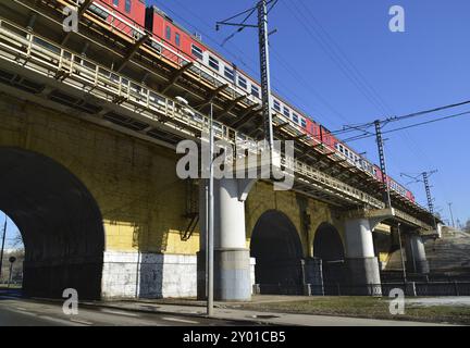 Moskau, Russland, 10. März 2016. Andronicus-Viadukt über dem Fluss Yauza, Europa Stockfoto