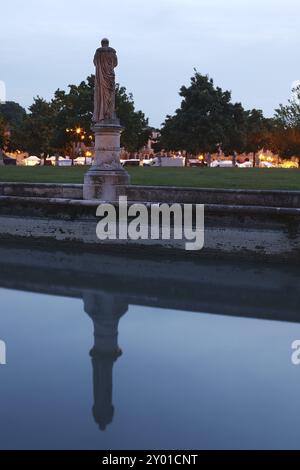 Prato della Valle in der Abenddämmerung, Padua, Veneto, Italien, Europa Stockfoto