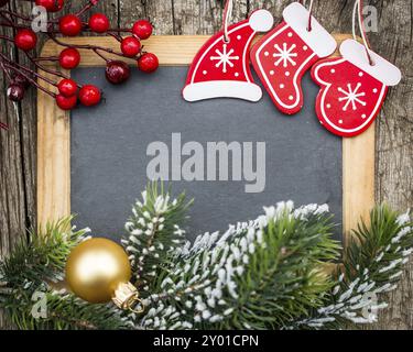 Vintage Holztafel blank gerahmt in Weihnachtsbaumzweig und Dekoration. Konzept für Winterferien. Kopieren Sie den Platz für Ihren Text Stockfoto