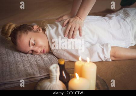 Junge Frau mit Massage im Health Center Stockfoto