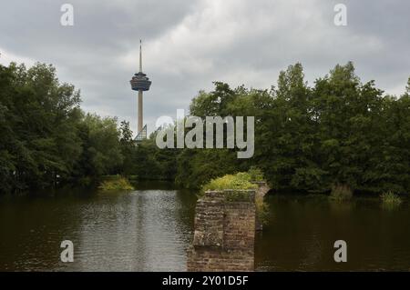 Kölner Fernsehturm und dem historischen Aquädukt vom Park aus gesehen Stockfoto