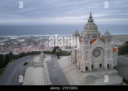 Santa Luzia Kirche Heiligtum Drohne Luftaufnahme in Viana do Castelo und atlantik im Hintergrund, in Portugal Stockfoto