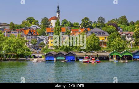 Uferpromenade mit Bootshäusern und Josefskirche am Schlossberg, Starnberg, Starnberger See, Bayerisches Alpenvorland, Oberbayern, Bayern, Deutschland Stockfoto