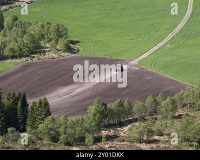 Ein Traktor verlässt das Feld nach der Aussaat Stockfoto