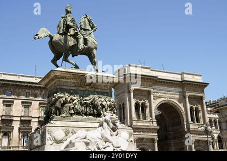 Galleria Vittorio Emanuele II. Und Reiterdenkmal, das dem italienischen König auf der Piazza del Duomo, Mailand gewidmet ist Stockfoto