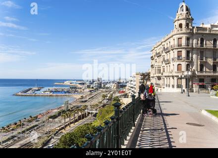 Blick auf die Bucht und den Hafen von Tarragona, Spanien, vom Aussichtspunkt Balco del Mediterrani, Europa Stockfoto